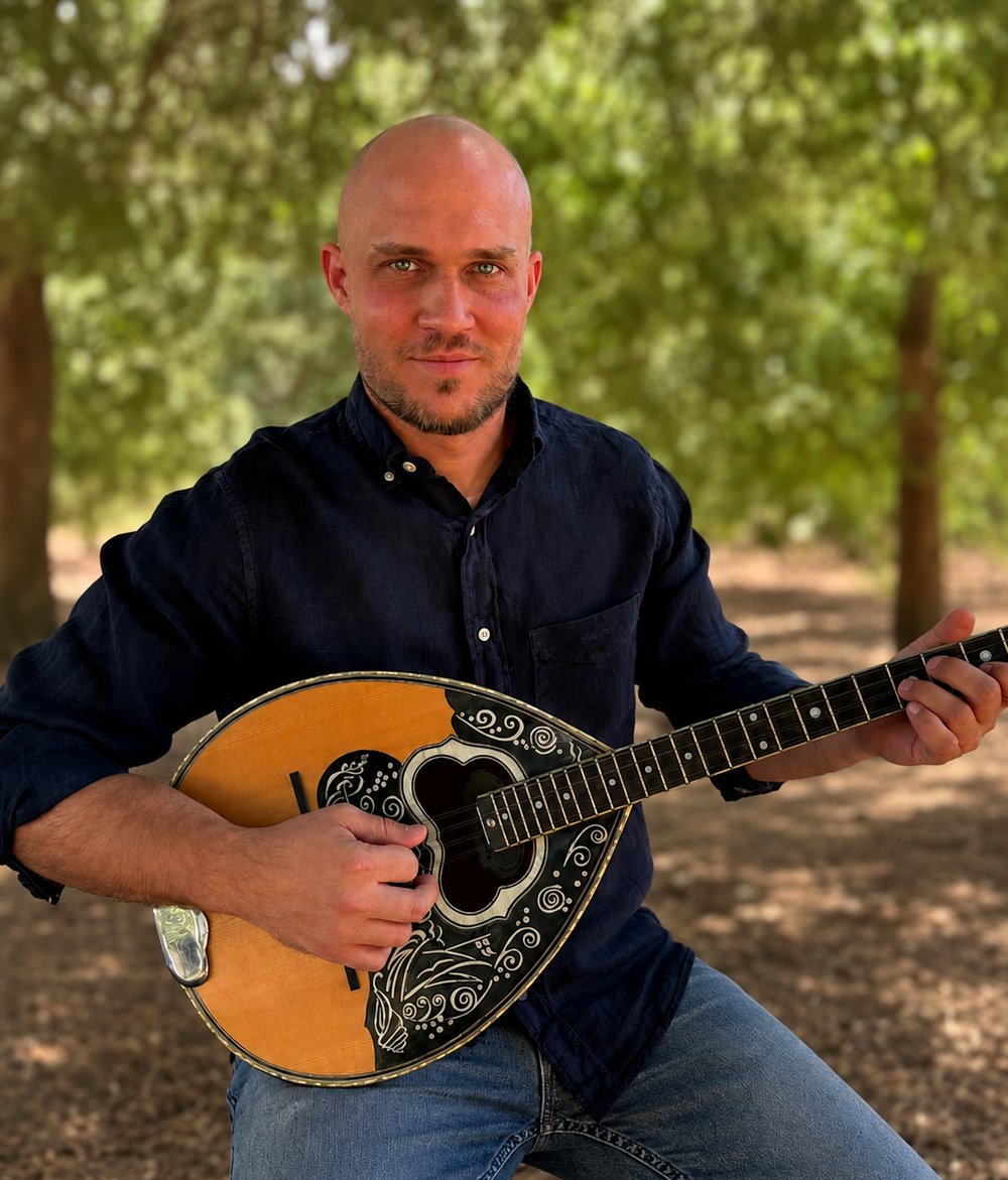Michalis Zarmakoupis with his bouzouki